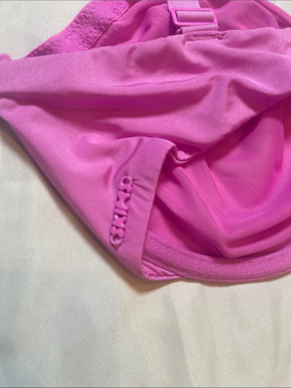 SKIMS Vibrant Pink Underwire Bra - Picture 3 of 5